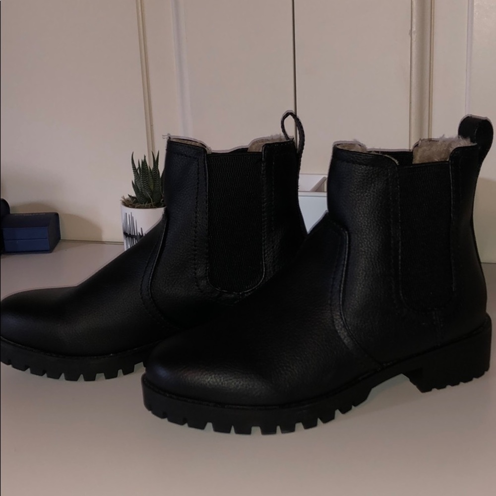 Size 8 black boot with fur inside by H&M